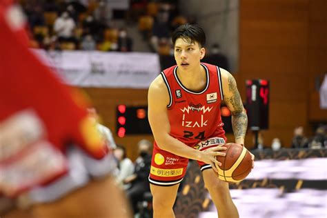 Barber of the ballers: Dwight Ramos, Ravena bros, and their champion.